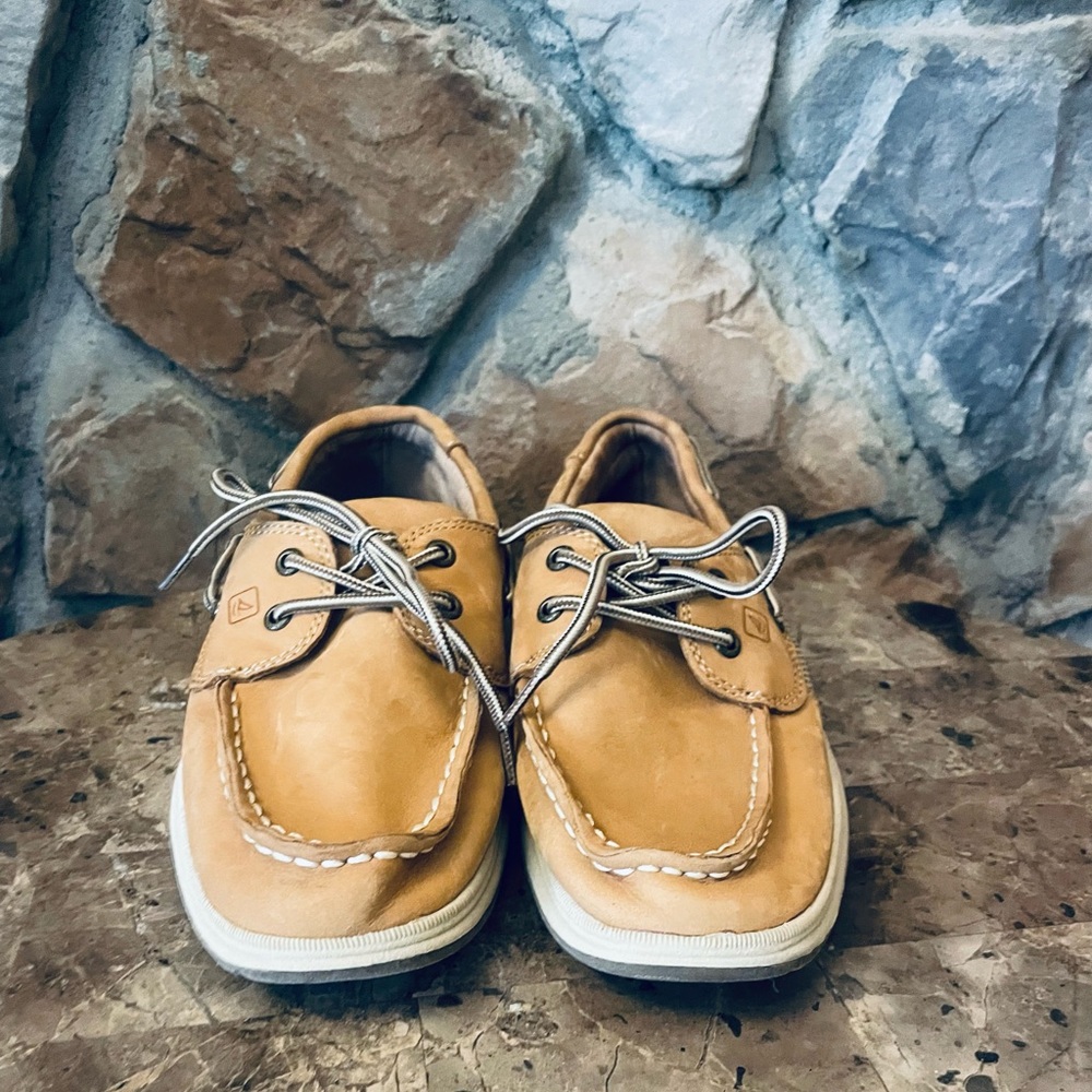 Boys Sperry Top-sider brown leather boat shoes. Youth size 4